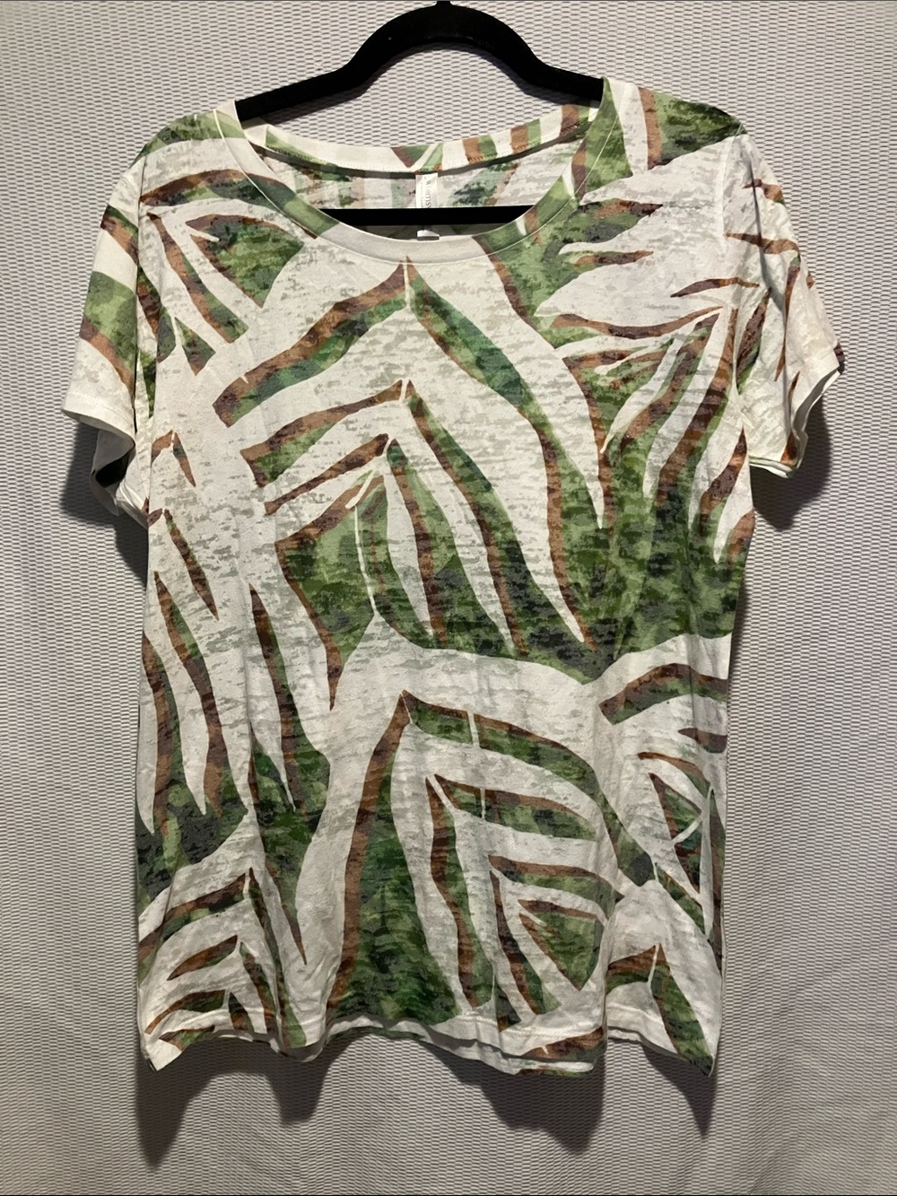 Women's Short-Sleeve Abstract Leaf Tee in Green and Brown - Picture 1 of 6